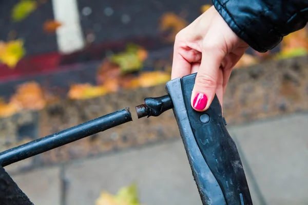 Trasiga cykel lås — Stockfoto