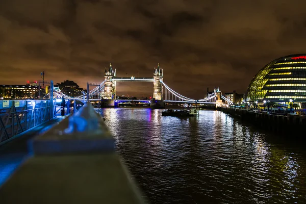 Visão noturna da ponte da torre — Fotografia de Stock