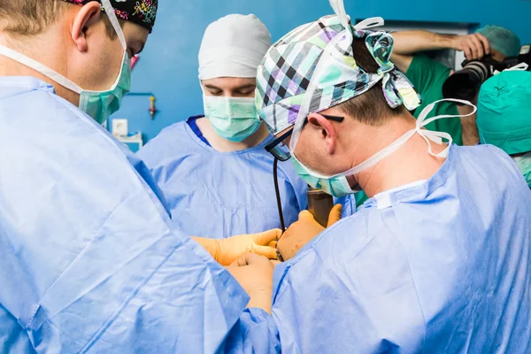 Χειρουργοί κατά την εργασία — Φωτογραφία Αρχείου