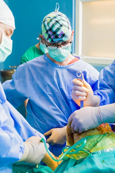 Медична команда під час операції — стокове фото