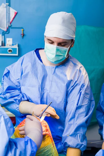 Koncentrując się chirurg Er — Zdjęcie stockowe