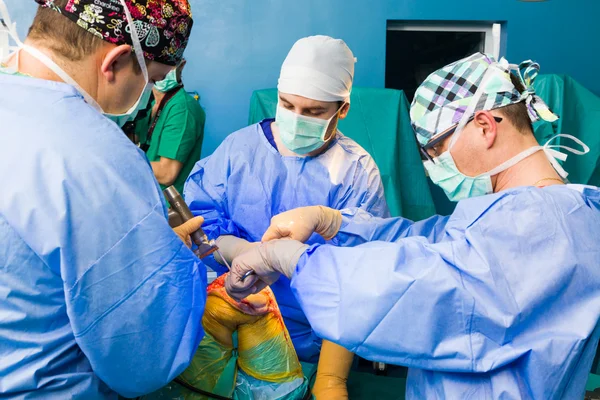 Tre medici lavoro di squadra — Foto Stock