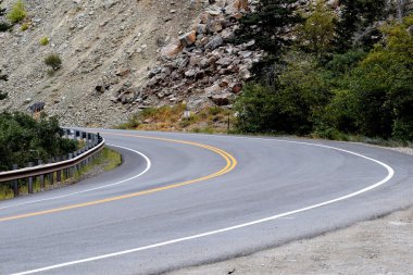 Dağlarda yol