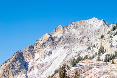 İlk taze karla kaplı dağların fotoğrafı..