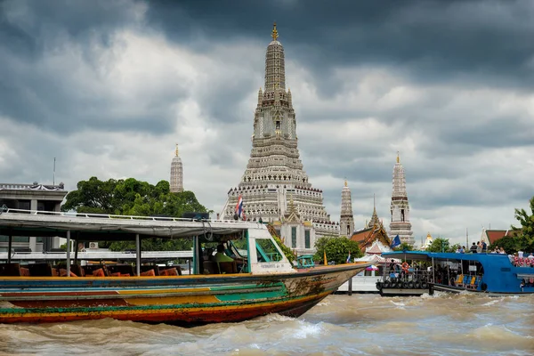 Wat Arun Bangkok 'ta bir Budist tapınağıdır.