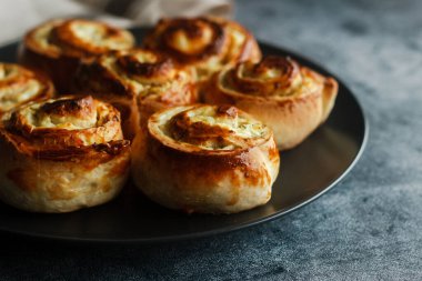 Süzme peynirli çörekler. Tabakta lezzetli hamur işleri