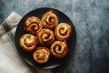 Süzme peynirli çörekler. Tabakta lezzetli hamur işleri