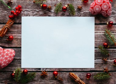 Noel arkaplanı. Noel ağacı ve diğer süslemeler. Üst Manzara. Kış ya da yeni yıl konsepti. Ahşap arkaplan