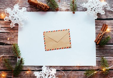 Noel arkaplanı. Noel ağacı ve diğer süslemeler. Üst Manzara. Kış ya da yeni yıl konsepti. Ahşap arkaplan