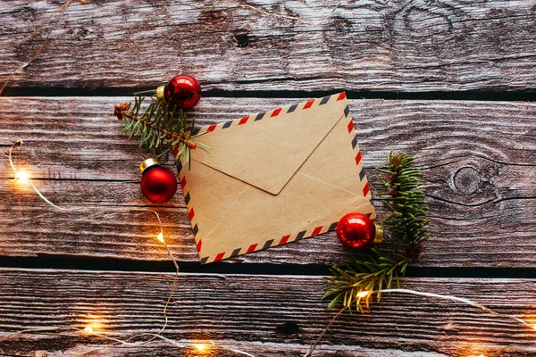 Noel arkaplanı. Noel ağacı ve diğer süslemeler. Üst Manzara. Kış ya da yeni yıl konsepti. Ahşap arkaplan