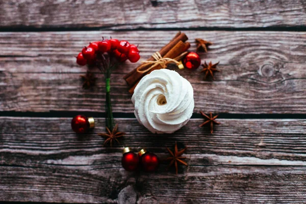 Weihnachtskomposition Leckere Marshmallows Zimt Und Andere Weihnachtliche Attribute — Stockfoto