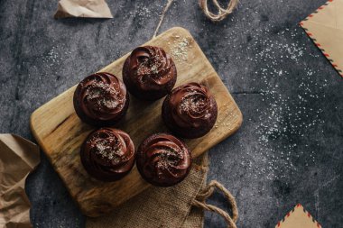 Lezzetli çikolatalı kekler. Kekler beton masada. Çikolatalı bisküvi ve çikolatalı ganache.