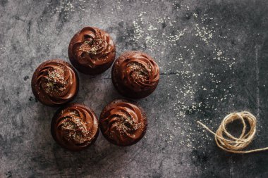 Lezzetli çikolatalı kekler. Kekler beton masada. Çikolatalı bisküvi ve çikolatalı ganache.
