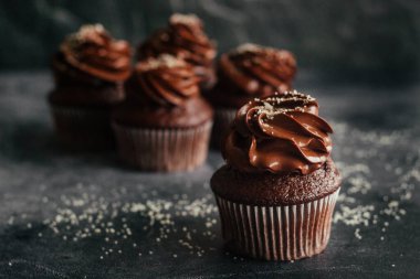 Lezzetli çikolatalı kekler. Kekler beton masada. Çikolatalı bisküvi ve çikolatalı ganache.