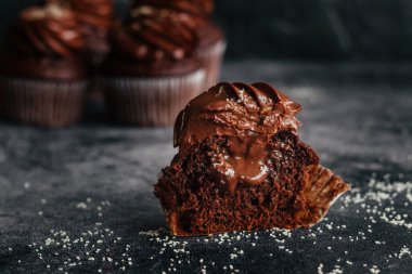 Lezzetli çikolatalı kekler. Kekler beton masada. Çikolatalı bisküvi ve çikolatalı ganache.