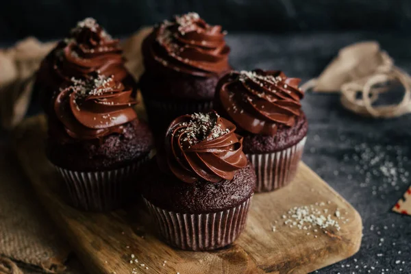 Köstliche Schokoladen Cupcakes Cupcakes Auf Einem Betontisch Schokoladenkekse Und Schokoladenganache — Stockfoto