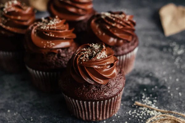 Köstliche Schokoladen Cupcakes Cupcakes Auf Einem Betontisch Schokoladenkekse Und Schokoladenganache — Stockfoto