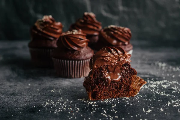 Köstliche Schokoladen Cupcakes Cupcakes Auf Einem Betontisch Schokoladenkekse Und Schokoladenganache — Stockfoto