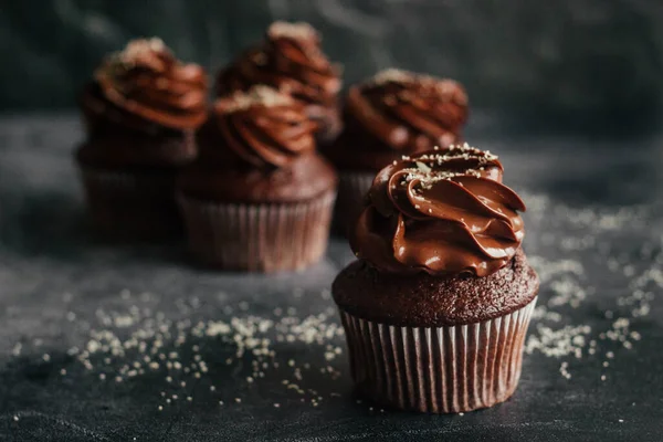 Köstliche Schokoladen Cupcakes Cupcakes Auf Einem Betontisch Schokoladenkekse Und Schokoladenganache — Stockfoto