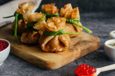 Havyarlı gözleme. Krep zarfları. Masada nefis krepler var.. 