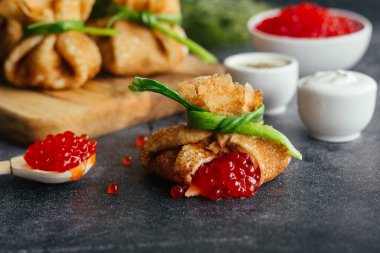 Havyarlı gözleme. Krep zarfları. Masada nefis krepler var.. 