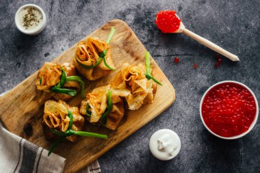 Havyarlı gözleme. Krep zarfları. Masada nefis krepler var.. 