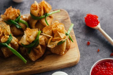Havyarlı gözleme. Krep zarfları. Masada nefis krepler var.. 