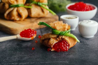 Havyarlı gözleme. Krep zarfları. Masada nefis krepler var.. 
