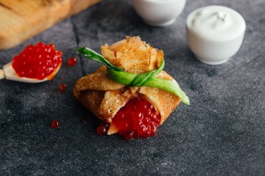 Havyarlı gözleme. Krep zarfları. Masada nefis krepler var.. 