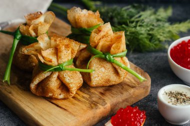 Havyarlı gözleme. Krep zarfları. Masada nefis krepler var.. 