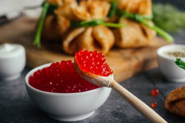 Havyarlı gözleme. Krep zarfları. Masada nefis krepler var.. 