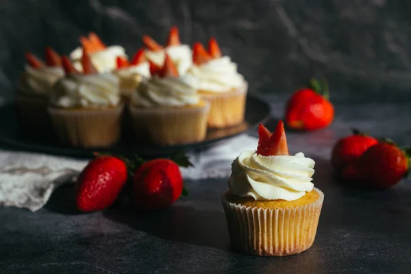 Köstliche Cupcakes Cupcakes Mit Frischkäse Und Erdbeeren Cupcakes Auf Einem — Stockfoto