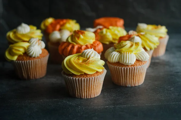 Leckere Muffins Muffins Mit Orangen Und Zitronensahne Cupcakes Auf Einem — Stockfoto
