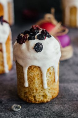 Paskalya pastası. Paskalya için geleneksel bir Ortodoks yemeği. Kurutulmuş kayısı, kuru üzüm ve kremalı Paskalya pastaları. Boyalı yumurtalarla Paskalya kompozisyonu 