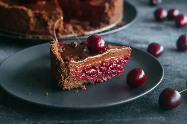 Пирог Шоколадом Вишней Вкусный Торт Тарелке — стоковое фото