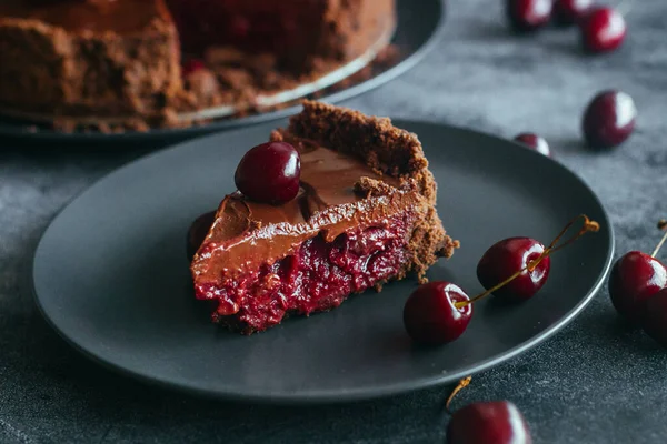 Пирог Шоколадом Вишней Вкусный Торт Тарелке — стоковое фото