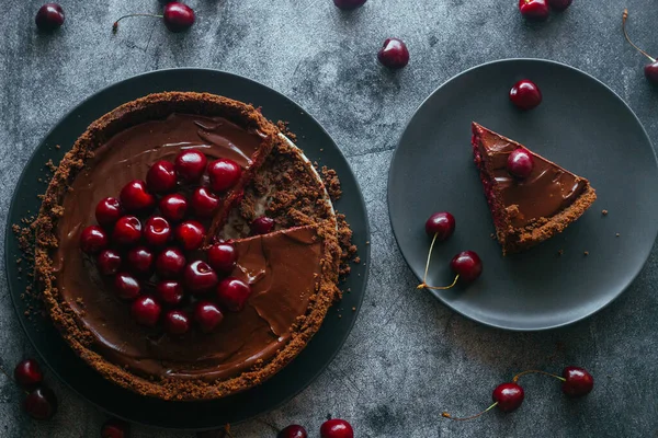 Пирог Шоколадом Вишней Вкусный Торт Тарелке — стоковое фото