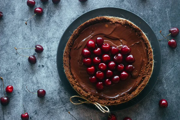 Kuchen Mit Schokolade Und Kirschen Köstlicher Kuchen Auf Einem Teller — Stockfoto