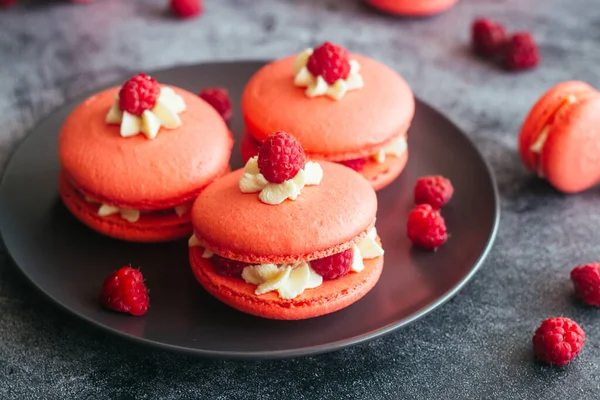 Macaroons Delicious French Desserts Macaroons Raspberries Cream Cheese Macaroons Table — Stock Photo, Image