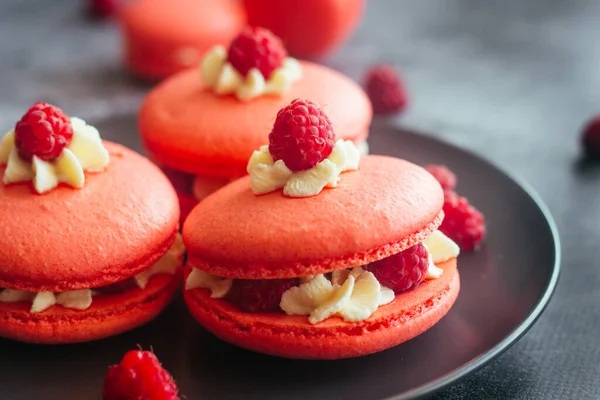 Macaroons Delicioase Deserturi Franceze Macaroane Zmeură Brânză Cremă Macaroane Masă — Fotografie, imagine de stoc