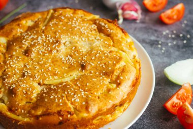 Tavuk ve patates turtası. Lezzetli turta. Pasta ve sebzeler masada.