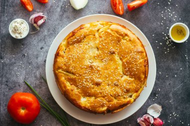 Tavuk ve patates turtası. Lezzetli turta. Pasta ve sebzeler masada.