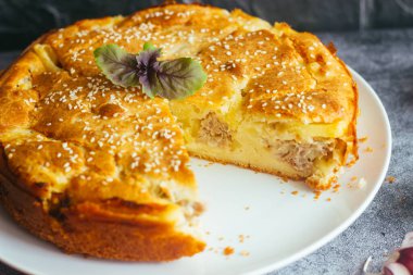 Tavuk ve patates turtası. Lezzetli turta. Pasta ve sebzeler masada.