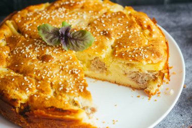 Tavuk ve patates turtası. Lezzetli turta. Pasta ve sebzeler masada.