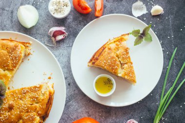 Tavuk ve patates turtası. Lezzetli turta. Pasta ve sebzeler masada.