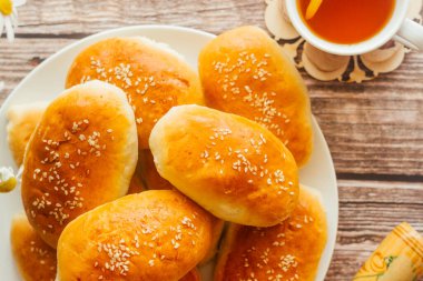 Soğanlı ve yumurtalı turtalar. Rus ulusal yemeği. Tahta masadaki lezzetli turtalar.