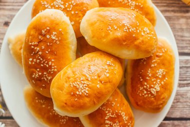 Soğanlı ve yumurtalı turtalar. Rus ulusal yemeği. Tahta masadaki lezzetli turtalar.