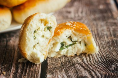 Soğanlı ve yumurtalı turtalar. Rus ulusal yemeği. Tahta masadaki lezzetli turtalar.