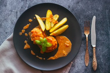 Patatesli köfte. Lezzetli sıcak yemek. Tabakta domates soslu köfte.