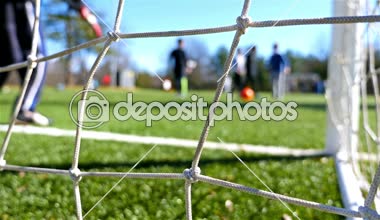 Çocuklar futbol oyunu, kamera arkasında net gol oynarken